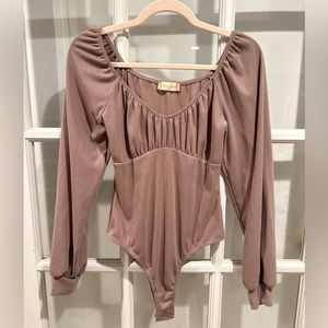 🌸Altar’d State🌸 Soft v-neck bustier rib boho knit spring bodysuit, blush color